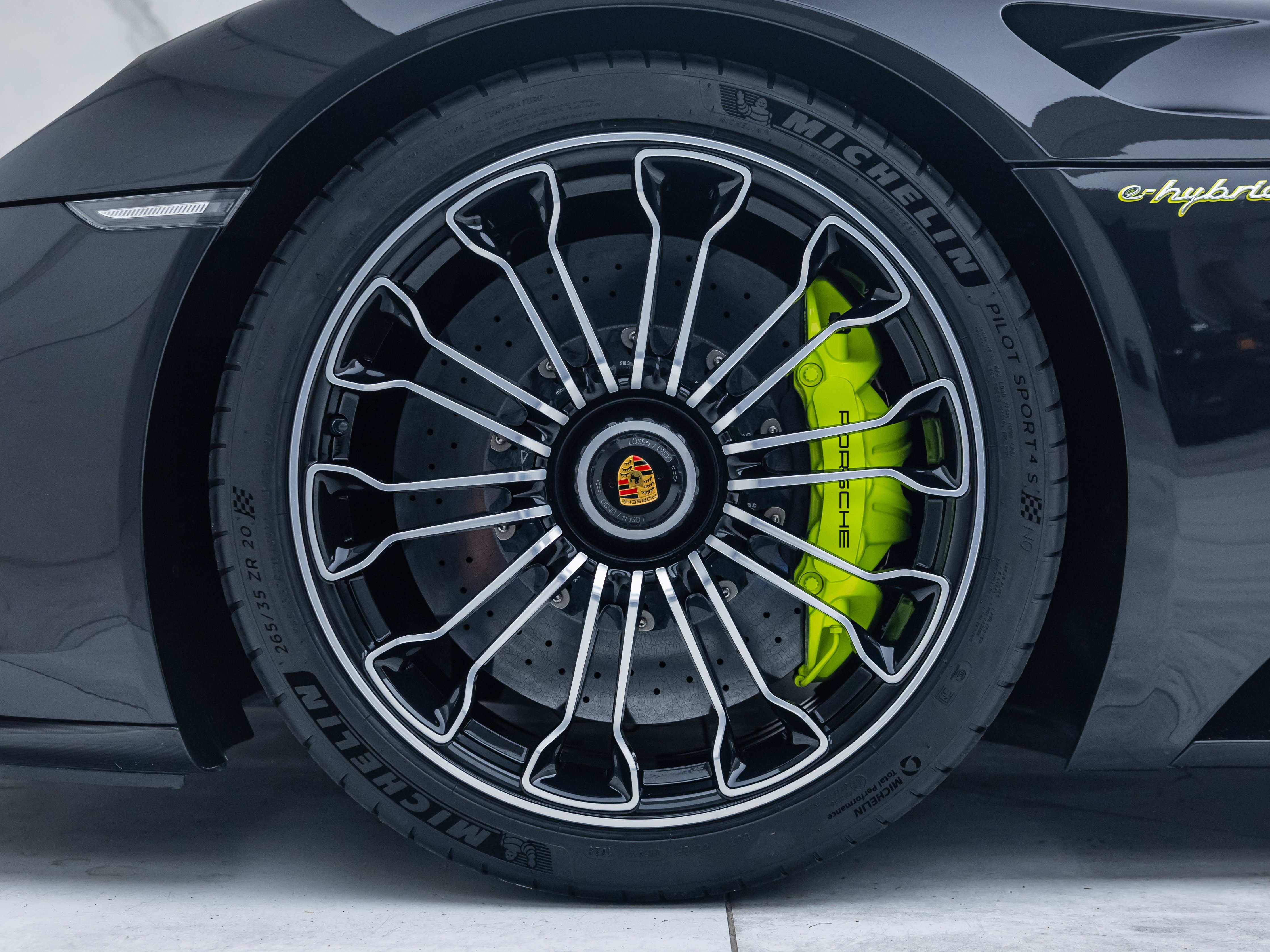 Porsche 918 Spyder carbon-ceramic brakes with green Porsche calipers