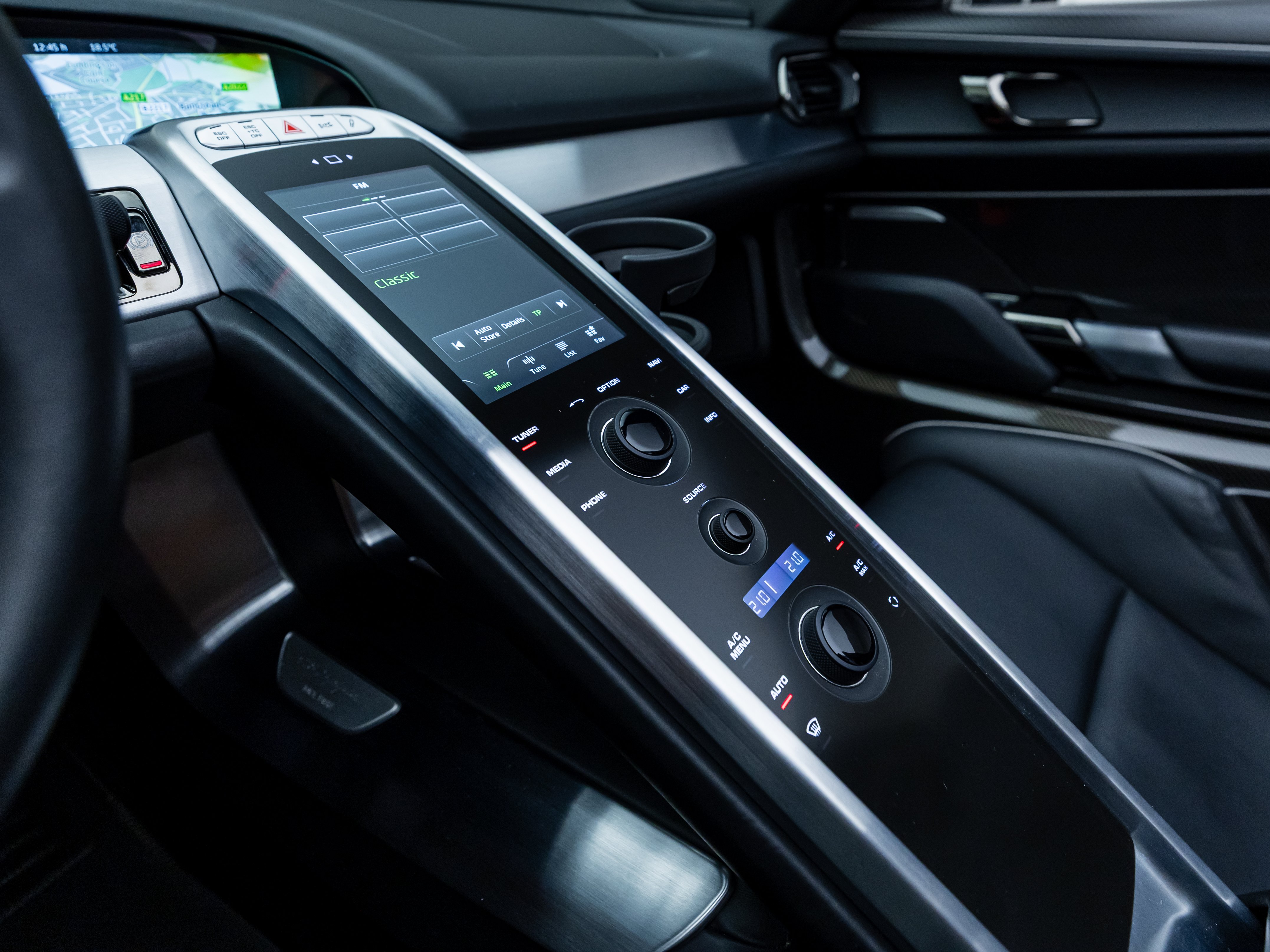 Porsche 918 Spyder rising centre console