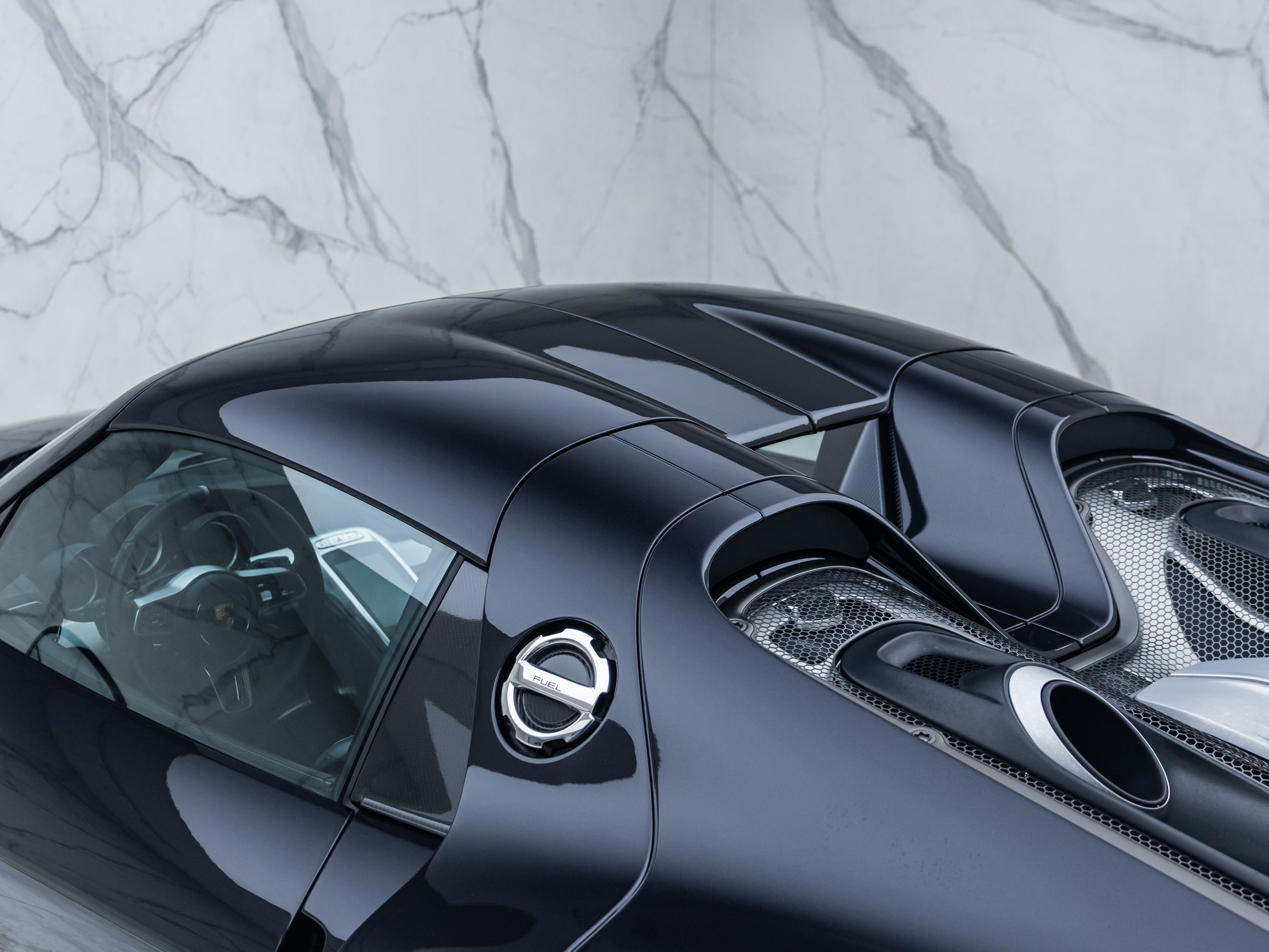 Porsche 918 Spyder fuel cap, flying buttress and exhaust detail
