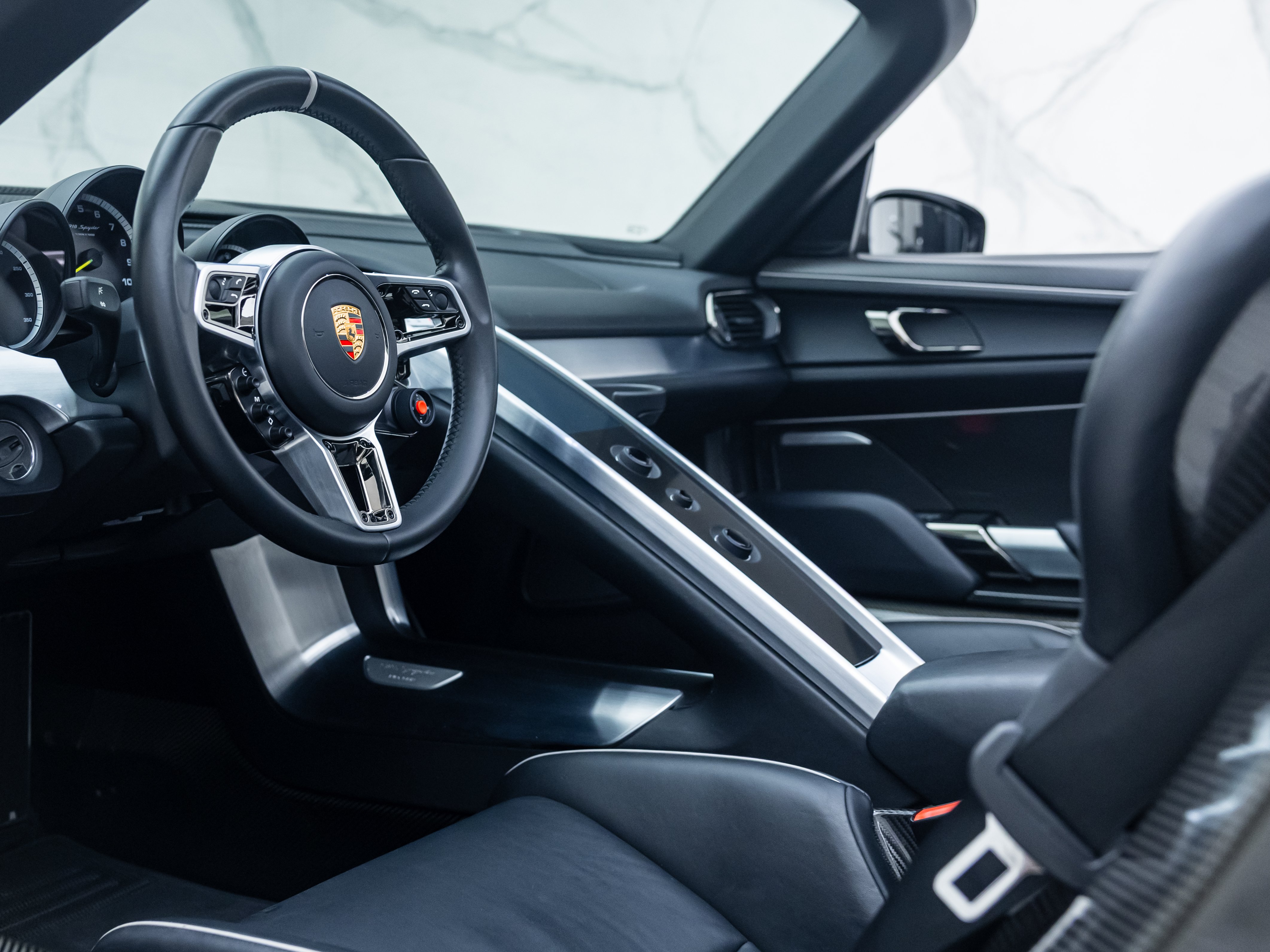 Porsche 918 Spyder steering wheel and driver view